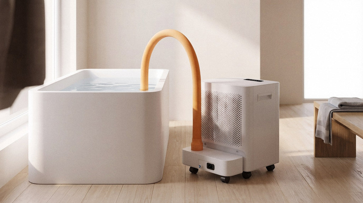 Norge N-03 in White beside a filled freestanding bath, hose hooked over the rim